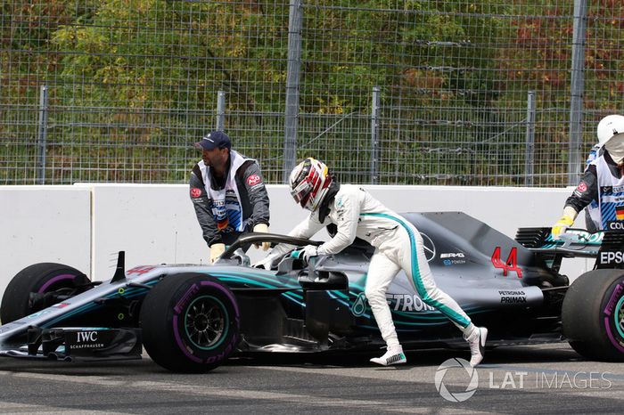 Lewis Hamilton, Mercedes-AMG F1 W09, se detiene y empuja su coche