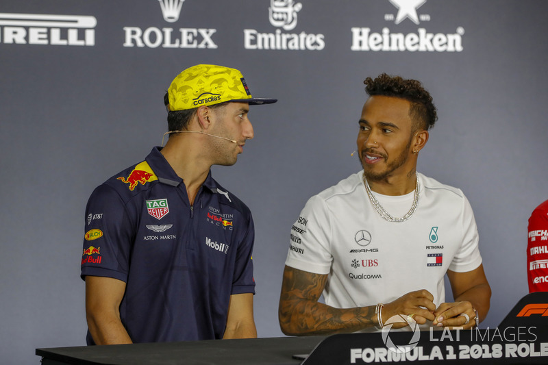 Daniel Ricciardo, Red Bull Racing, and Lewis Hamilton, Mercedes AMG F1, nella conferenza stampa del giovedì