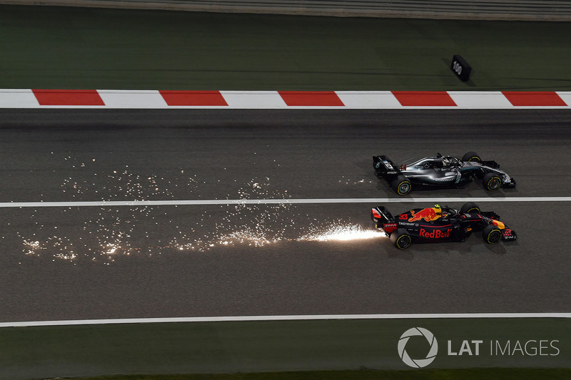 Max Verstappen, Red Bull Racing RB14 and Lewis Hamilton, Mercedes-AMG F1 W09 EQ Power+ battle