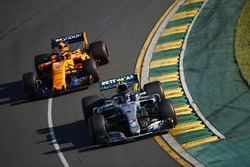 Valtteri Bottas, Mercedes AMG F1 W09, devant Stoffel Vandoorne, McLaren MCL33 Renault