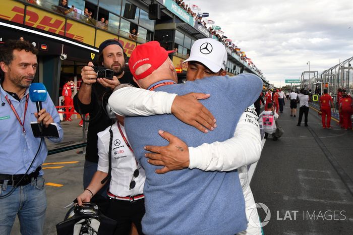 Ganador de la pole Lewis Hamilton, Mercedes-AMG F1 celebra en el parque cerrado con Niki Lauda, pres