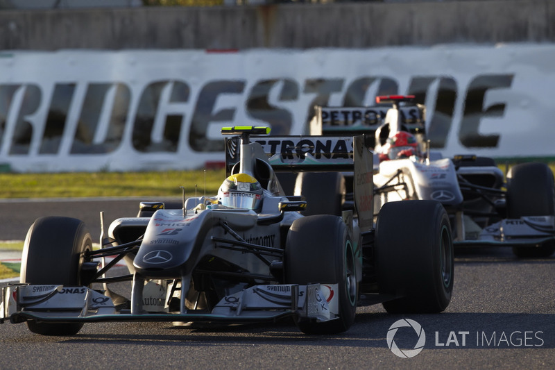 Nico Rosberg, Mercedes GP W01, precede Michael Schumacher, Mercedes GP W01