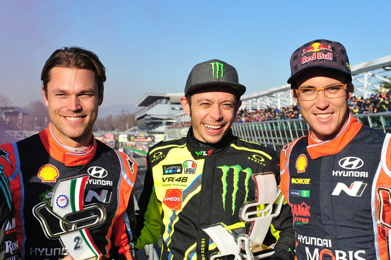 El ganador Valentino Rossi, y los segundos Andreas Mikkelsen, Thierry Neuville