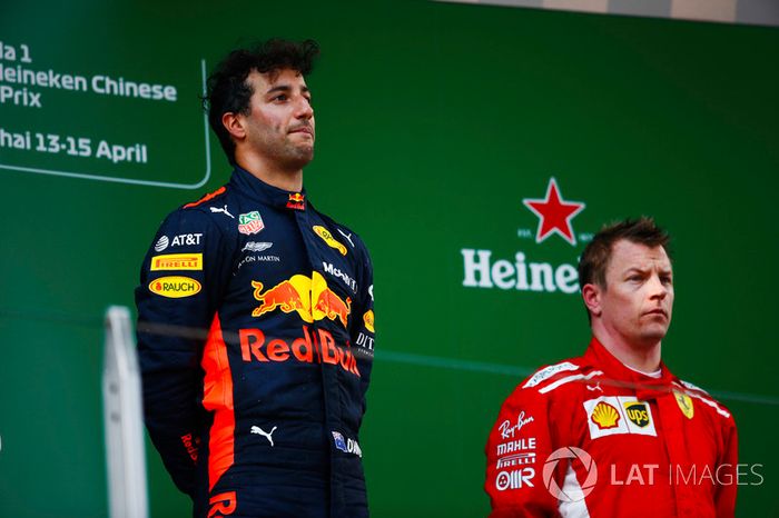 Podio: ganador de la carrera Daniel Ricciardo, Red Bull Racing, segundo lugar Kimi Raikkonen, Ferrari
