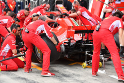 Ferrari тренує піт-стопи