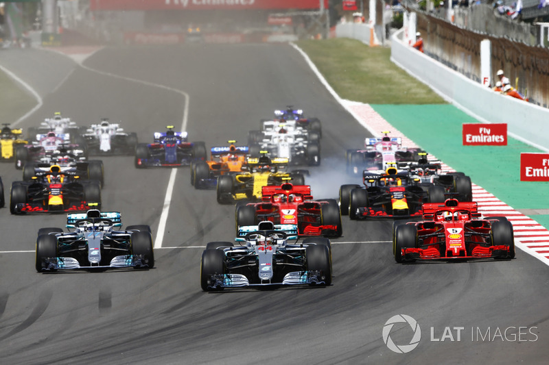 Partenza: Lewis Hamilton, Mercedes AMG F1 W09, precede Valtteri Bottas, Mercedes AMG F1 W09, Sebastian Vettel, Ferrari SF71H, Kimi Raikkonen, Ferrari SF71H, Max Verstappen, Red Bull Racing RB14 e il resto del gruppo