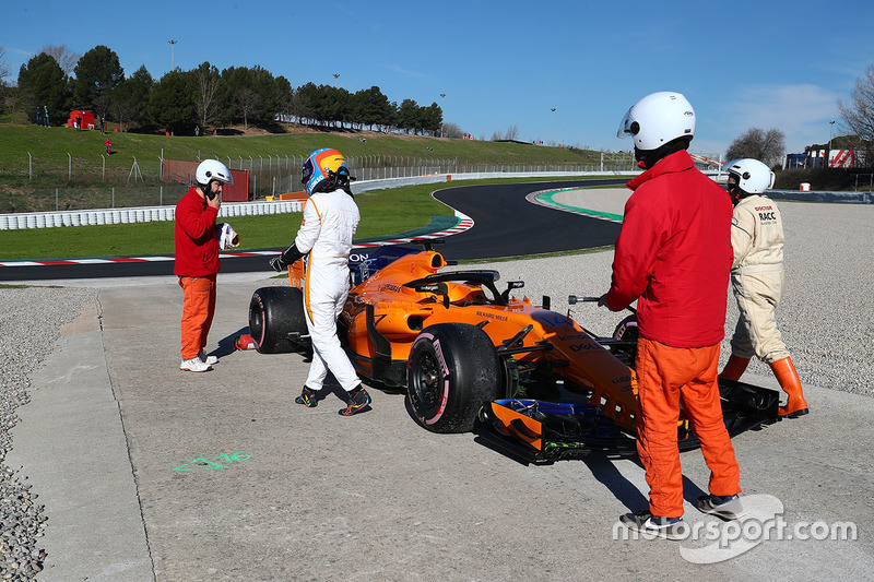 Fernando Alonso, McLaren MCL33 parado fuera de pista