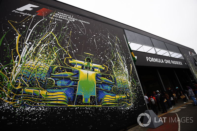 Arte en la entrada al Paddock