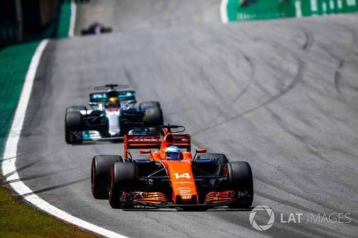 Fernando Alonso, McLaren MCL32, Lewis Hamilton, Mercedes AMG F1 W08