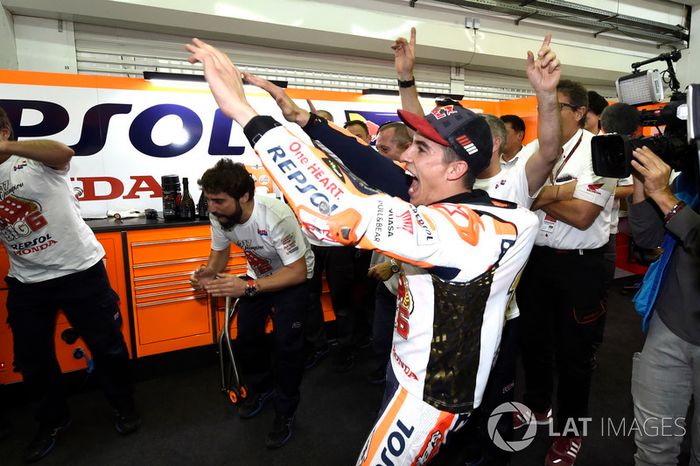 Campeón del mundo Marc Márquez, Repsol Honda Team celebra con el equipo