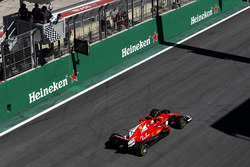 Damalı bayrak: Yarış galibi Sebastian Vettel, Ferrari SF70H