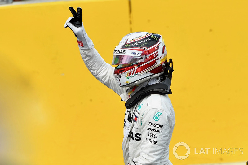 Il poleman Lewis Hamilton, Mercedes-AMG F1 festeggia nel parco chiuso