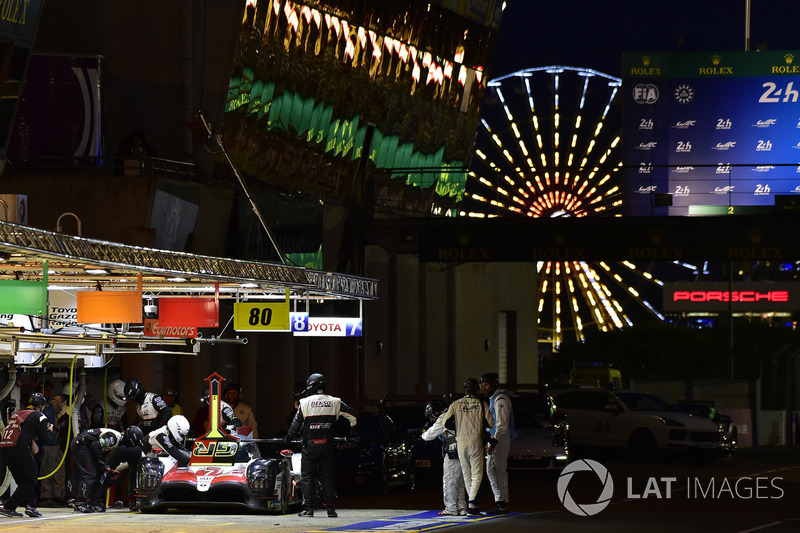 #7 Toyota Gazoo Racing Toyota TS050: Mike Conway, Kamui Kobayashi, Jose Maria Lopez, pit stop