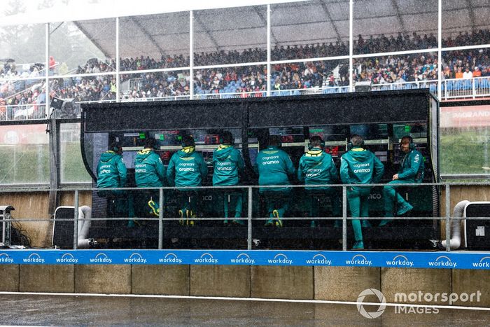 El equipo Aston Martin en el muro de boxes