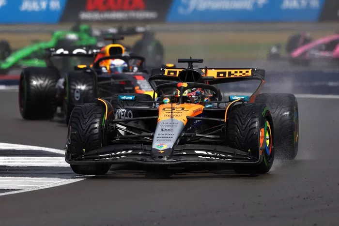 Oscar Piastri, McLaren, Max Verstappen, Red Bull Racing