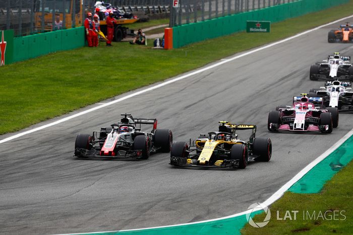 Carlos Sainz Jr., Renault Sport F1 Team RS 18, Romain Grosjean, Haas F1 Team VF-18, por delante de Esteban Ocon, Racing Point Force India VJM11, Lance Stroll, Williams FW41, y Sergey Sirotkin, Williams FW41