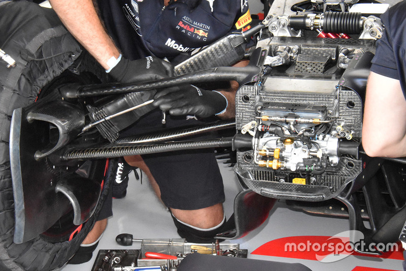 Red Bull Racing RB14 ön detay