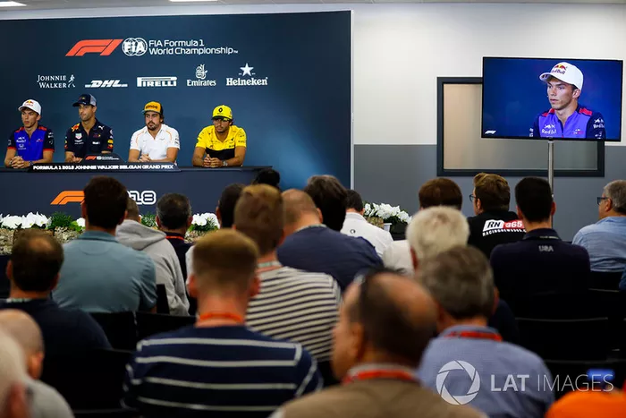 Pierre Gasly, Toro Rosso, Daniel Ricciardo, Red Bull Racing, Fernando Alonso, McLaren, y Carlos Sainz Jr., Renault Sport F1 Team, en rueda de prensa