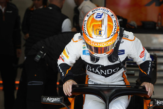 Stoffel Vandoorne, McLaren, si cala nell'abitacolo della sua monoposto