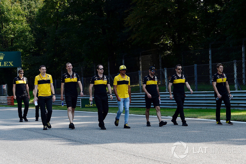 Carlos Sainz Jr., Renault Sport F1 Team, ispeziona il circuito