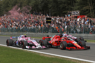 Esteban Ocon, Racing Point Force India VJM11, Sebastian Vettel, Ferrari SF71H, Lewis Hamilton, Mercedes AMG F1 W09 ve Sergio Perez, Racing Point Force India VJM11 ilk turda