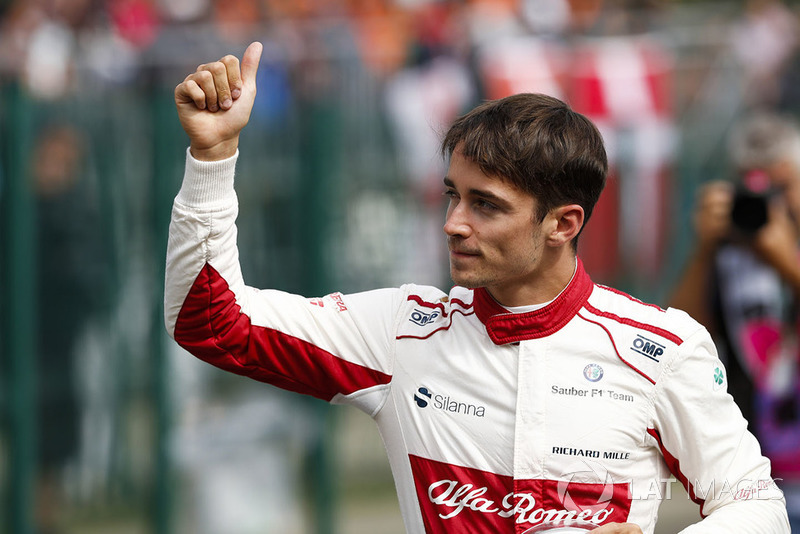 Charles Leclerc, Sauber, pokazuje uniesiony kciuk po wypadku