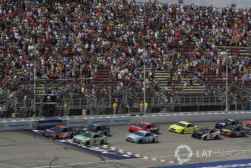 Denny Hamlin, Joe Gibbs Racing, Toyota Camry FedEx Office, Kyle Busch, Joe Gibbs Racing, Toyota Camry Interstate Batteries, Erik Jones, Joe Gibbs Racing, Toyota Camry Doosan, Kevin Harvick, Stewart-Haas Racing, Ford Fusion Busch Light / Mobil 1, start, green flag