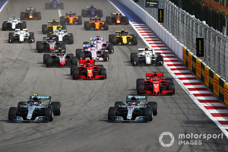 Départ : Valtteri Bottas, Mercedes AMG F1 W09 devant Lewis Hamilton, Mercedes AMG F1 W09, et Sebastian Vettel, Ferrari SF71H