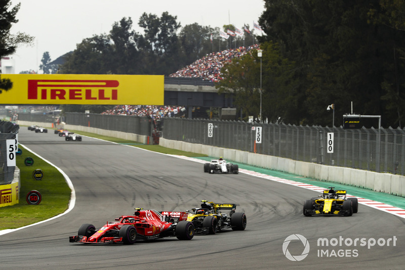 Кімі Райкконен, Ferrari SF71H, попереду суперників