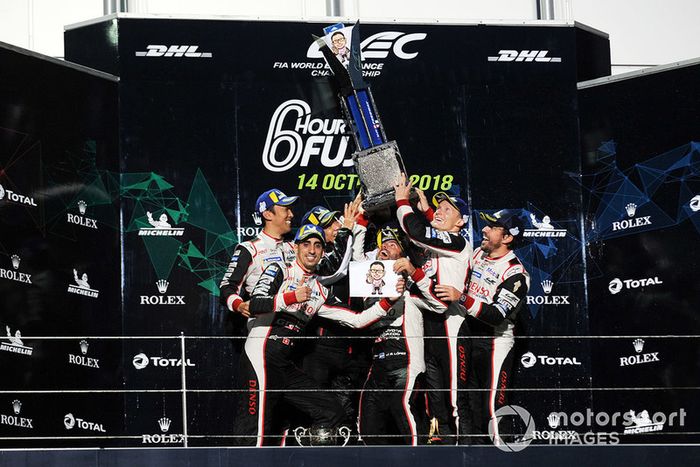 Podio LMP1: los ganadores Mike Conway, Kamui Kobayashi, Jose Maria Lopez, Toyota Gazoo Racing, y los segundos Sebastien Buemi, Kazuki Nakajima, Fernando Alonso, Toyota Gazoo Racing