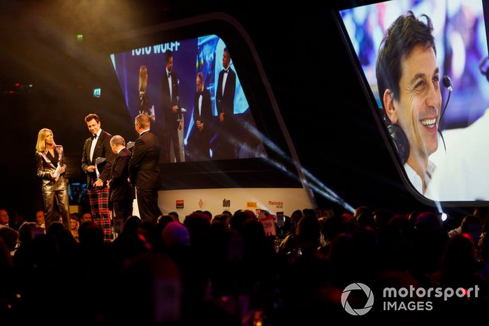 Toto Wolff recibe el Premio John Bolster con Nicki Shields y Jean Todt