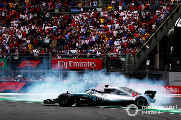 Lewis Hamilton, Mercedes AMG F1 W09 EQ Power +, realiza una dona mientras celebra ganar su quinto Campeonato Mundial