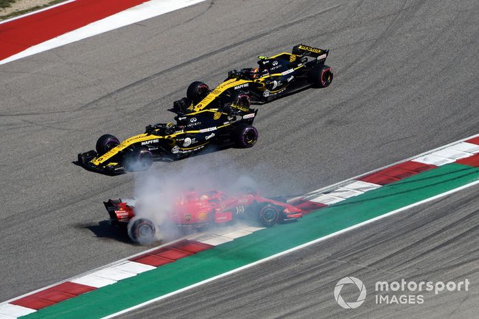 Sebastian Vettel, Ferrari SF71H hace un trompo después del contacto con Daniel Ricciardo, Red Bull Racing RB14 