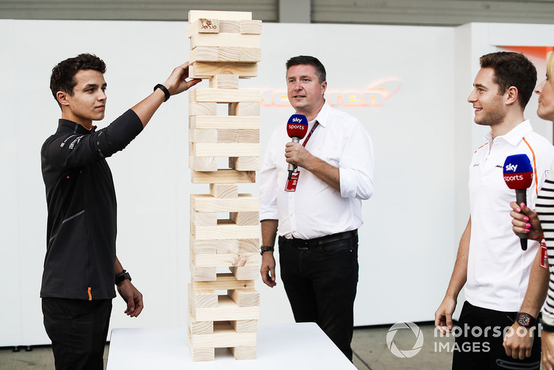 Пилоты McLaren Ландо Норрис и Стоффель Вандорн играют в дженгу