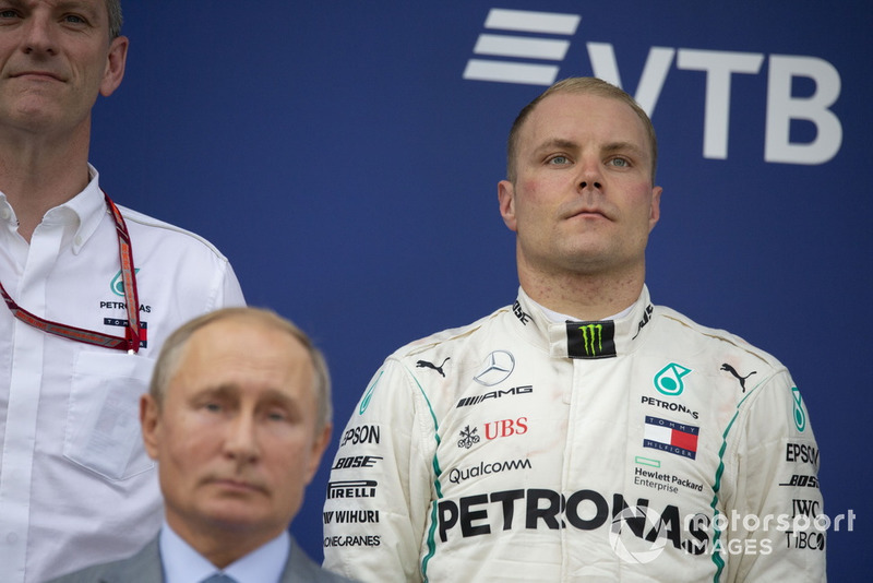James Allison, Director Técnico de Mercedes AMG F1, Valtteri Bottas, Mercedes AMG F1 y Vladimir Putin, Presidente de Rusia en el podio