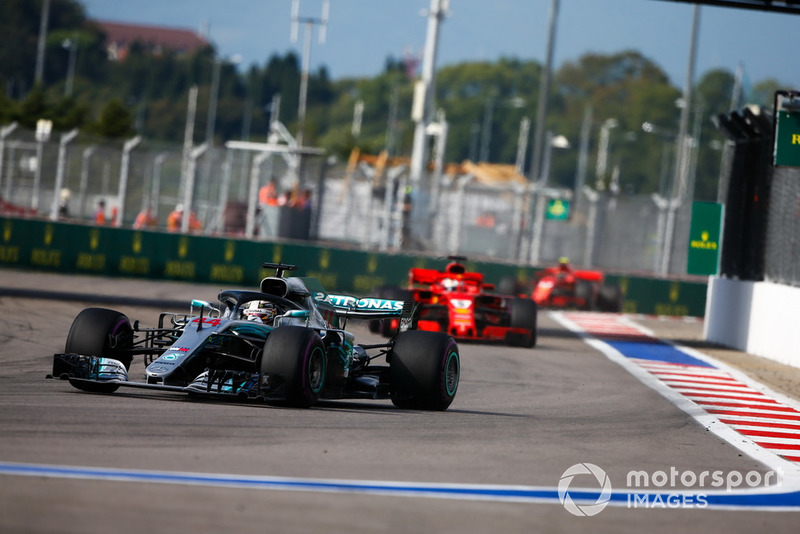 Lewis Hamilton, Mercedes AMG F1 W09, Sebastian Vettel, Ferrari SF71H