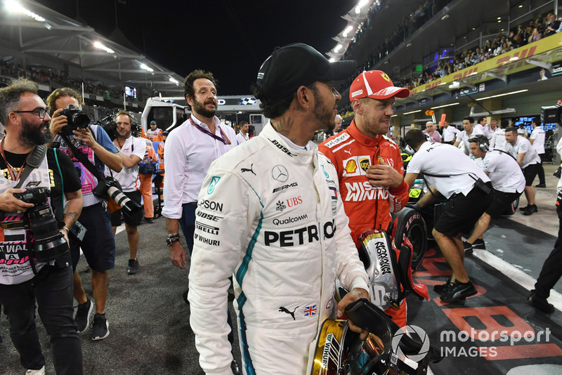 Lewis Hamilton, Mercedes AMG F1 y Sebastian Vettel, Ferrari en Parc Ferme