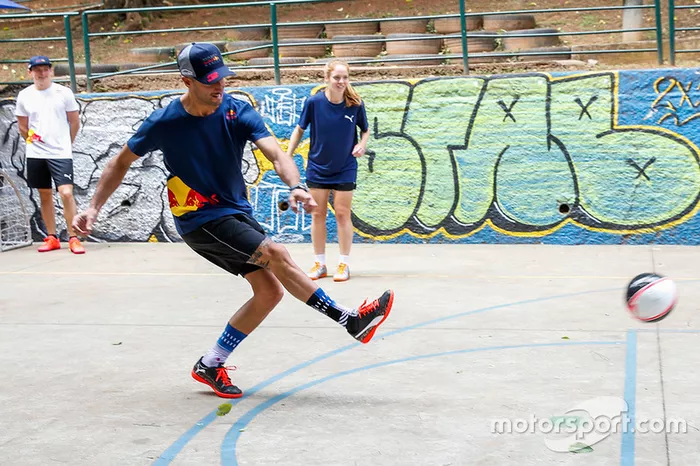 Max Verstappen y Daniel Ricciardo, Red Bull Racing juegan Futsal en Brasil