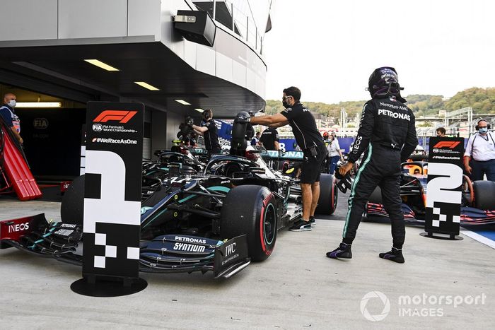 Ganador de la pole Lewis Hamilton, Mercedes-AMG F1 en Parc Ferme 