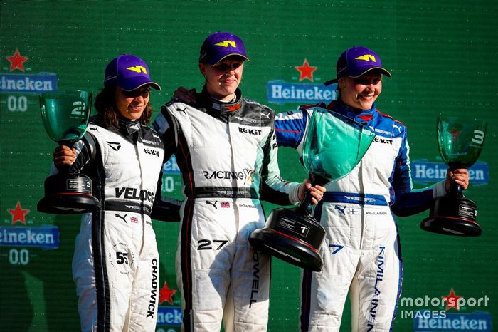 Podio: segundo lugar Jamie Chadwick, ganadora Alice Powell, tercer lugar Emma Kimilainen