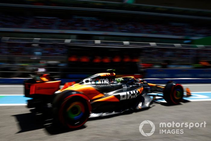 Lando Norris, McLaren MCL38, en boxes 