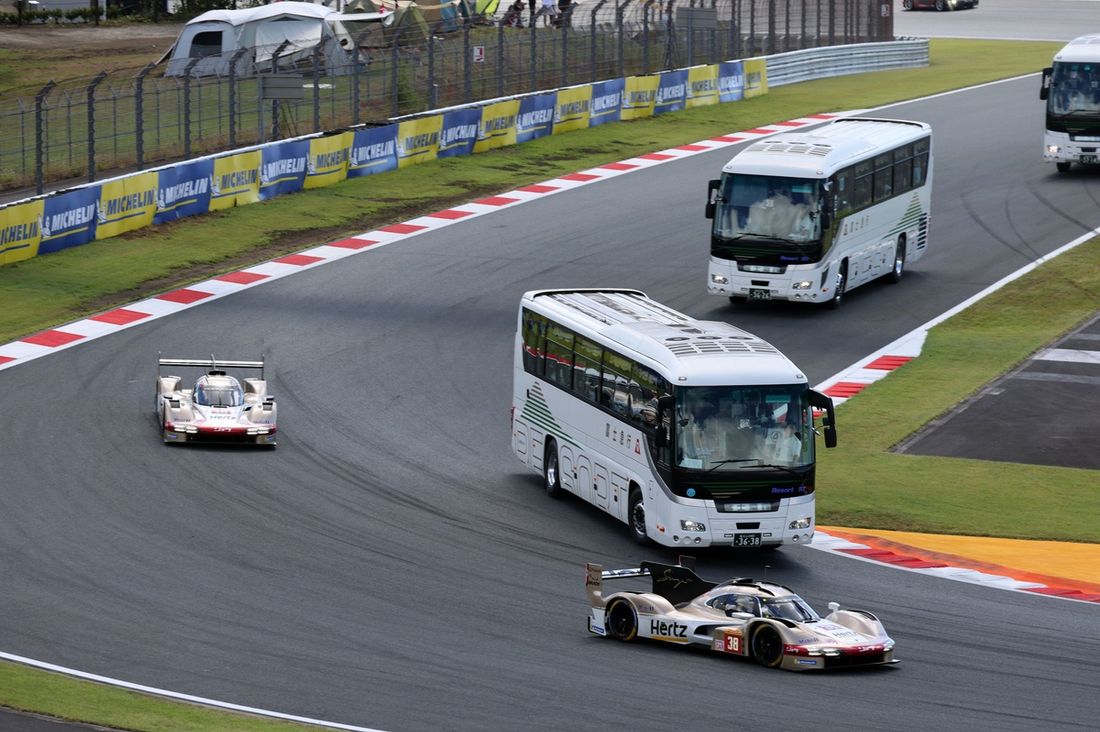 #38 Hertz Team Jota Porsche 963: Jenson Button, Philip Hanson, Oliver Rasmussen, safari en pista