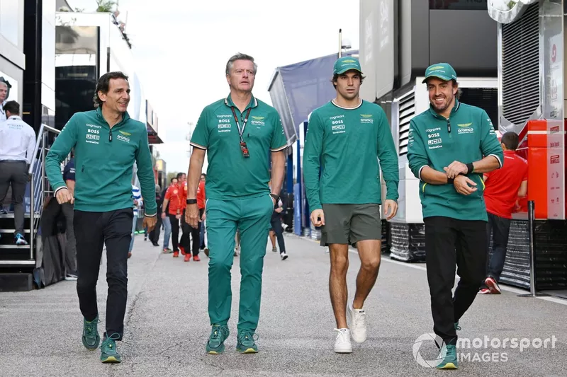 Pedro de la Rosa, ambassadeur de l'équipe, Aston Martin F1 Team, y Stevenson, directeur sportif, Aston Martin F1 Team, Lance Stroll, Aston Martin F1 Team, Fernando Alonso, Aston Martin F1 Team