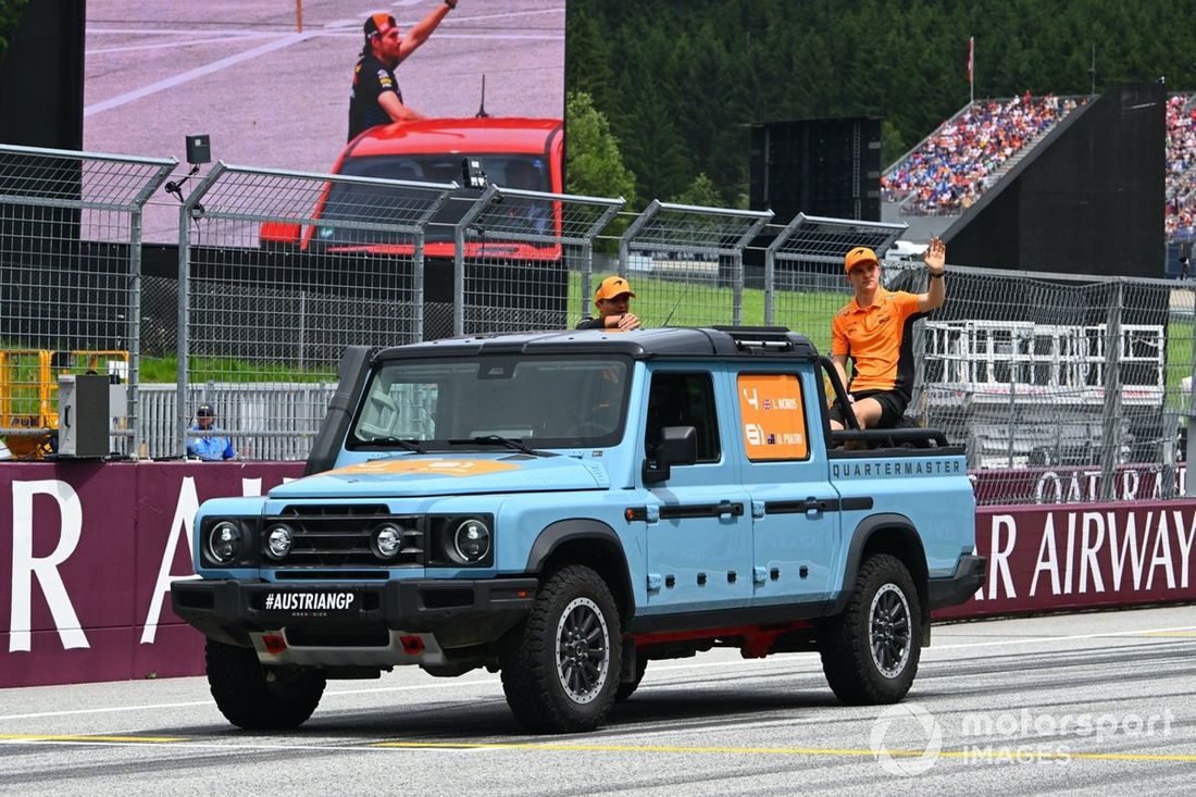 Lando Norris, McLaren F1 Team, Oscar Piastri, McLaren F1 Team, na paradzie kierowców