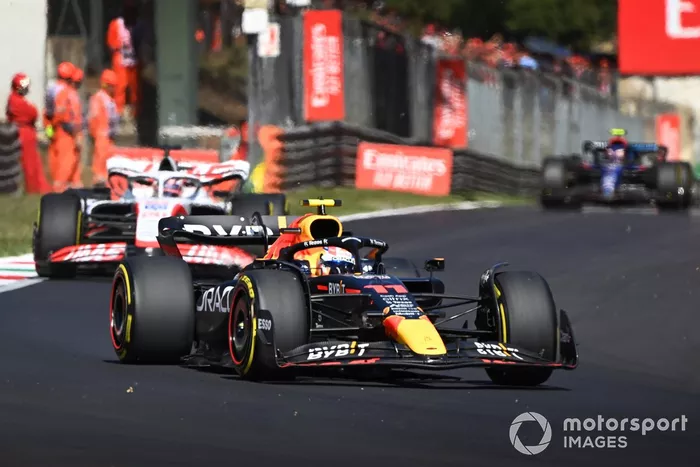 Sergio Pérez, Red Bull Racing RB18, Kevin Magnussen, Haas VF-22