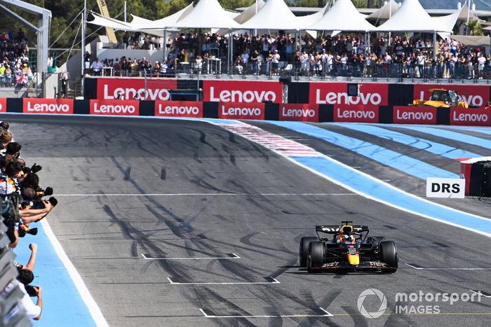 Max Verstappen, Red Bull Racing RB18, 1ª posición, cruza la línea de meta para ganar