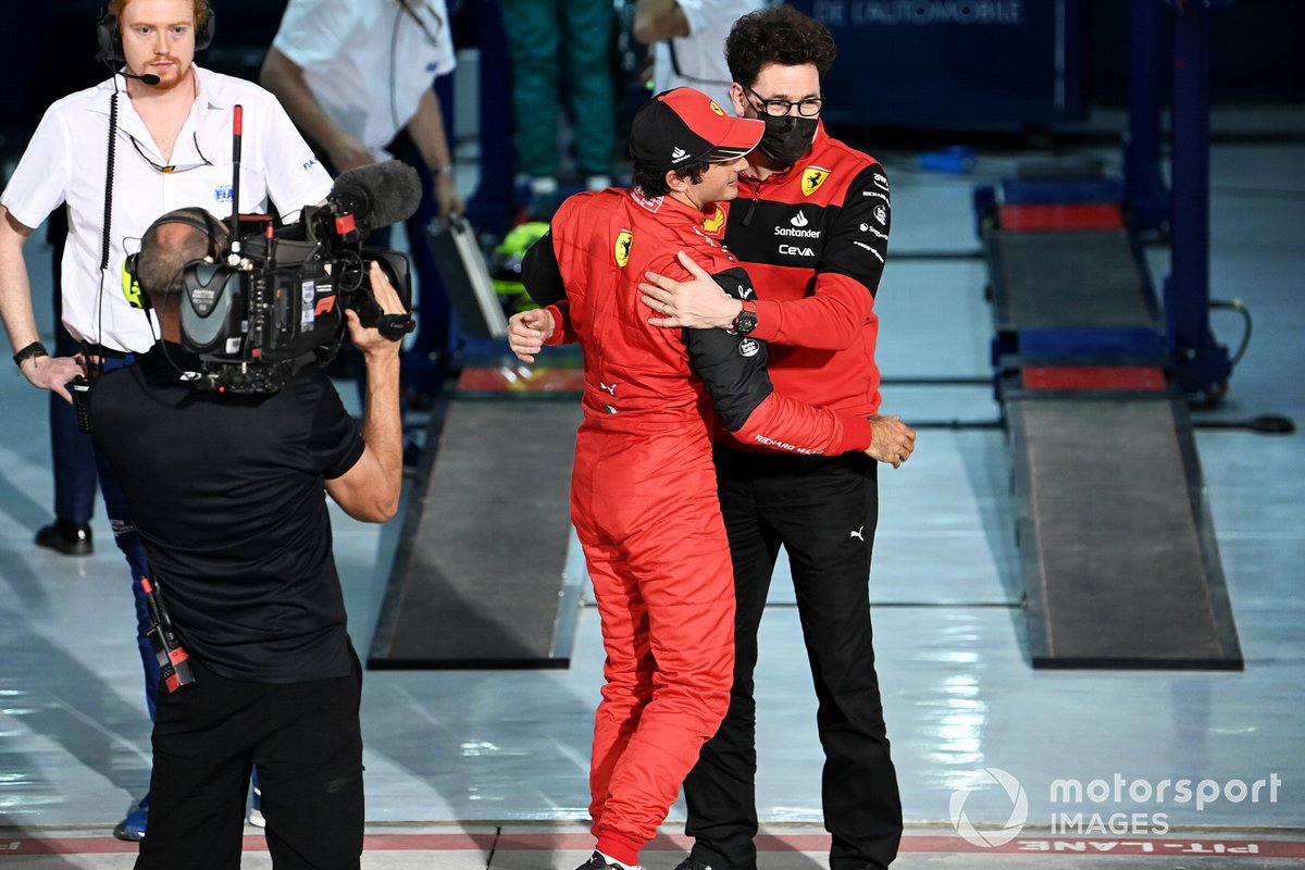 "Sainz, Ferrari'nin önemli bir parçası" 1 Formula 1 Haberleri - F1 Puan Durumu Carlos Sainz Jr., Ferrari, 2nd position, Mattia Binotto, Team Principal, Ferrari, celebrate in Parc Ferme