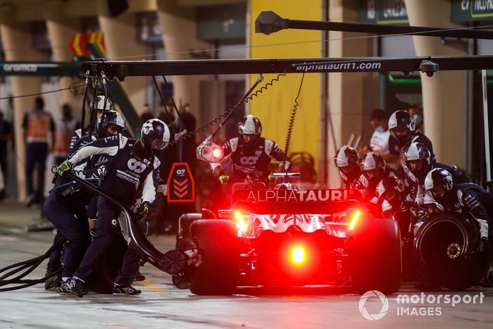 Pierre Gasly, AlphaTauri AT03 pit stop