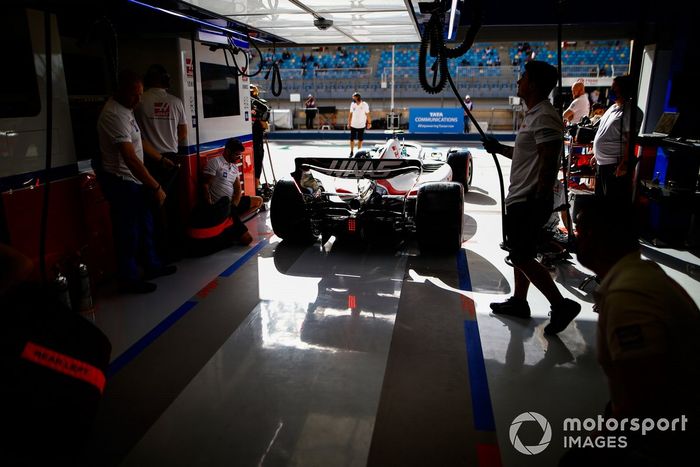 Mick Schumacher, Haas VF-22, sale del garaje