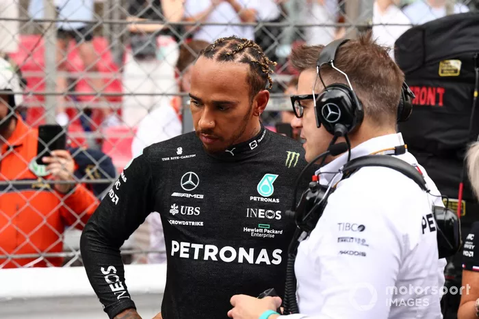 Lewis Hamilton, Mercedes-AMG, en la parrilla con su ingeniero
